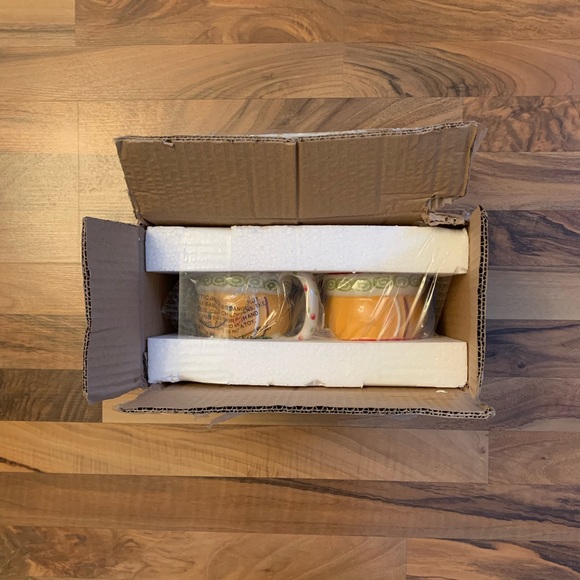 ✨Host Pick✨New Temp-tations Set of 2 Seasonal Character Mugs - Picture 7 of 8